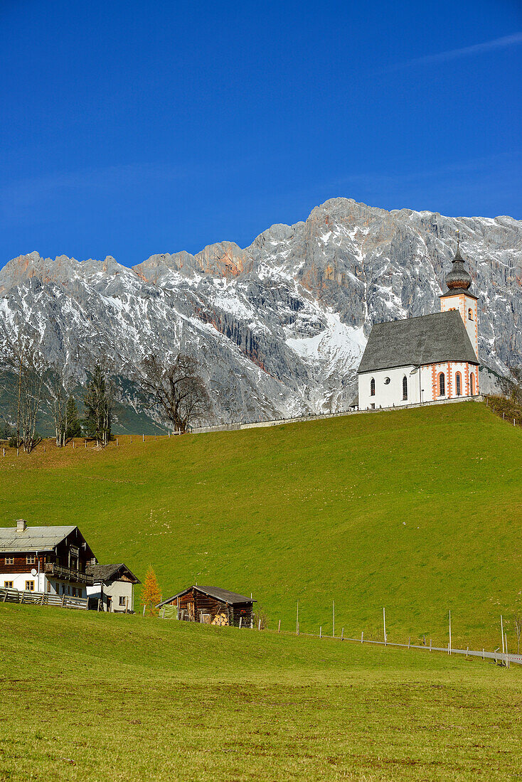 Bauernhöfe mit Kirche von Dienten unter Hochkönigstock, Dienten, Berchtesgadener Alpen, Salzburg, Österreich