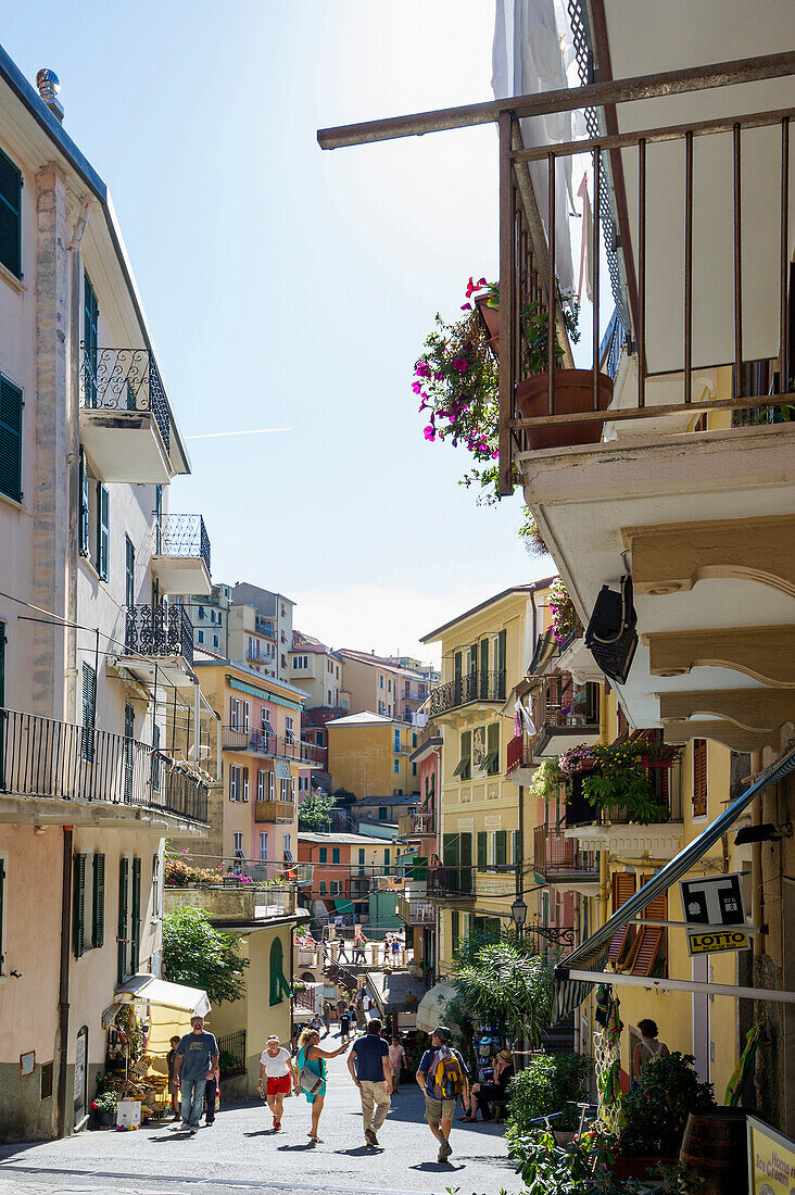 Touristen laufen durch eine Gasse, Manarola, Riomaggiore, Cinque Terre, La Spezia, Ligurien, Italien