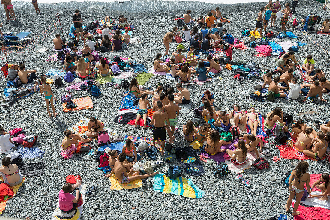Sonnenbaden am Strand, Camogli, Provinz Genua, Riviera di Levante, Ligurien, Italien