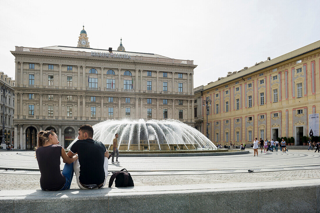 Piazza de Ferrari mit Springbrunnen, Palazzo Ducale im Hintergrund, Genua, Ligurien, Italien