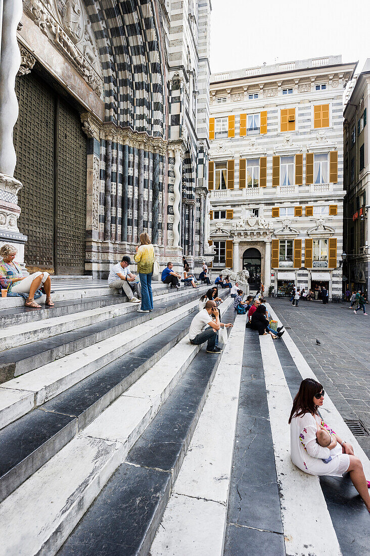 Treppen zur Kathedrale San Lorenzo, Genua, Ligurien, Italien