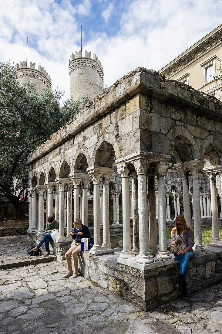 Kreuzgang, Andreas-Kloster und Porta Soprana im Hintergrund, Genua, Ligurien, Italien