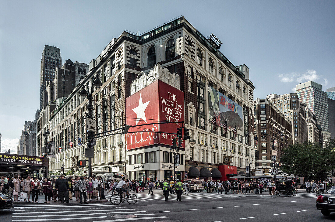 Macy's New Yorks largest  department store, 34th street, New York, USA