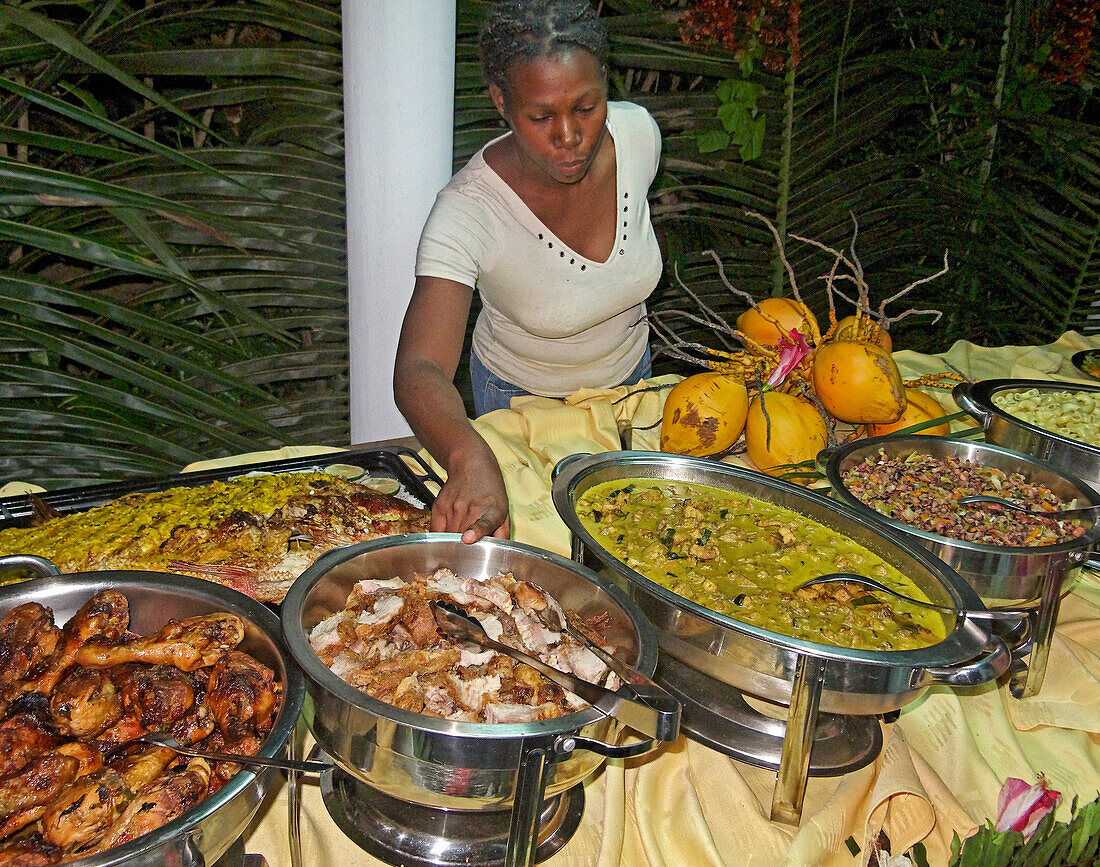 Buffet mit lokalen Spazialitäten, La Digue, Seychellen, Afrika