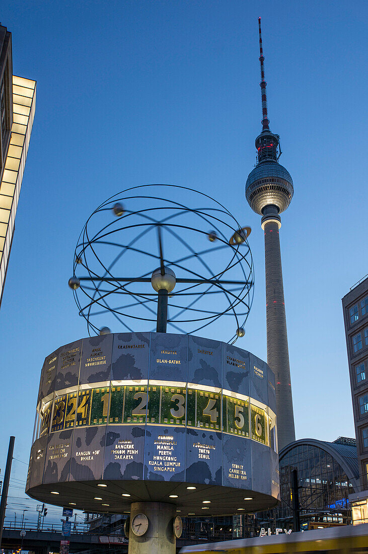 Alexanderplatz im Abendlicht, Fernsehturm und Weltzeituhr, Berlin, Deutschland