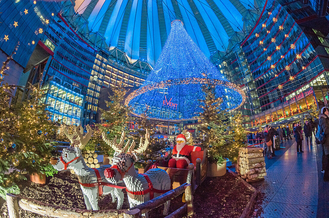 Weihnachtsmarkt, Sony Center, Potsdamer Platz, Berlin, Deutschland