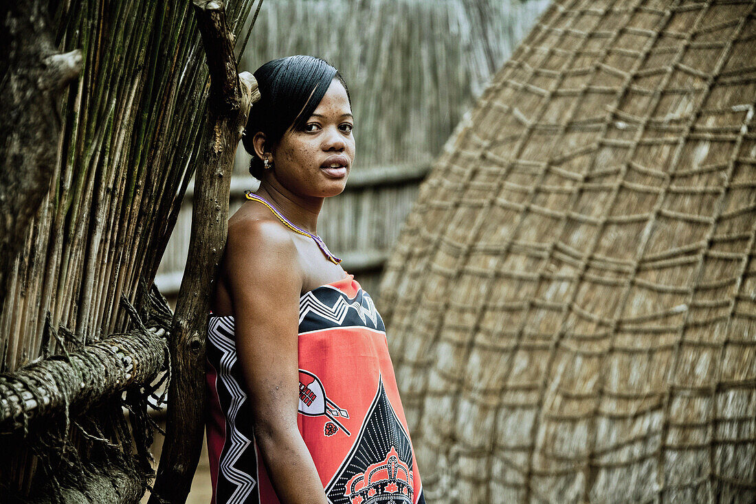 Junge Frau vom Volk der Swazi in einem traditionellen Hüttendorf, Swasiland, Afrika