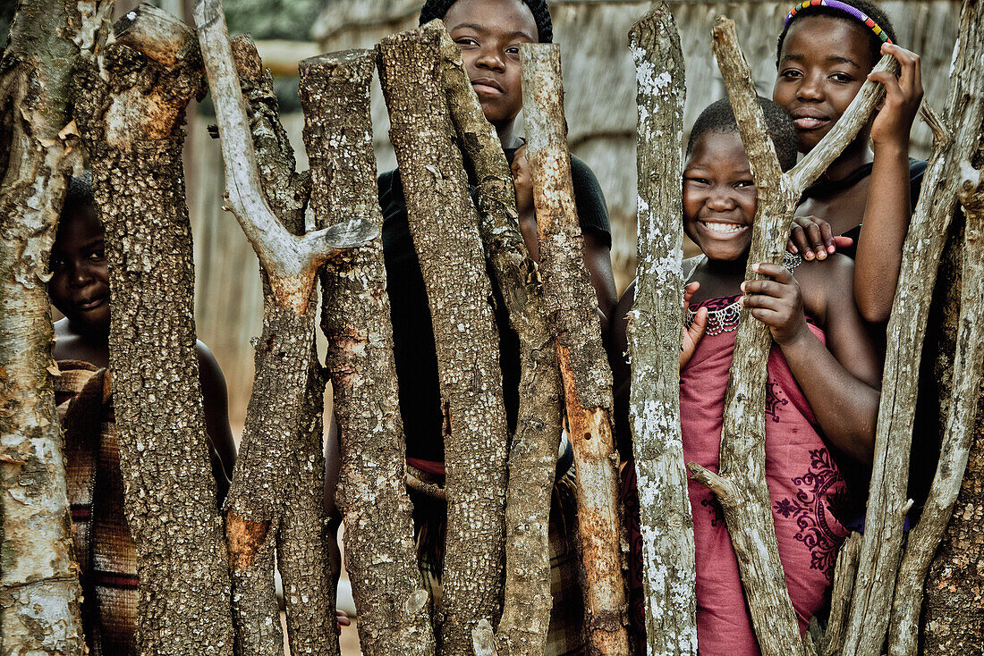 Kinder der Zulu Volksgruppe blicken durch einen Viehzaun, KwaZulu-Natal, Südafrika, Afrika