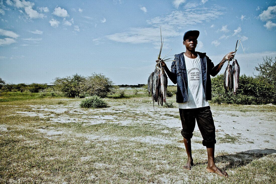 Fischer mit Fang, Region Kunene, Namibia, Afrika