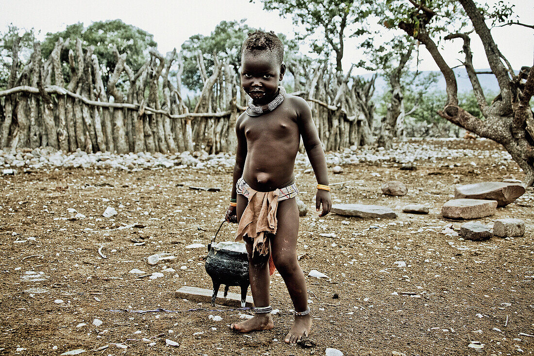 Kind von der Himba Volksgruppe mit einem Topf, Kaokoland, Namibia, Afrika