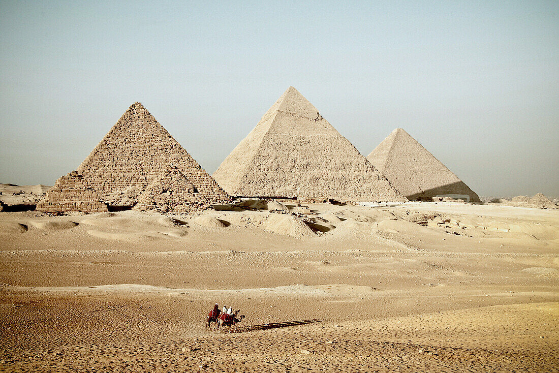 3 Dromedare mit Reiter vor den Pyramiden von Gizeh, Ägypten, Afrika