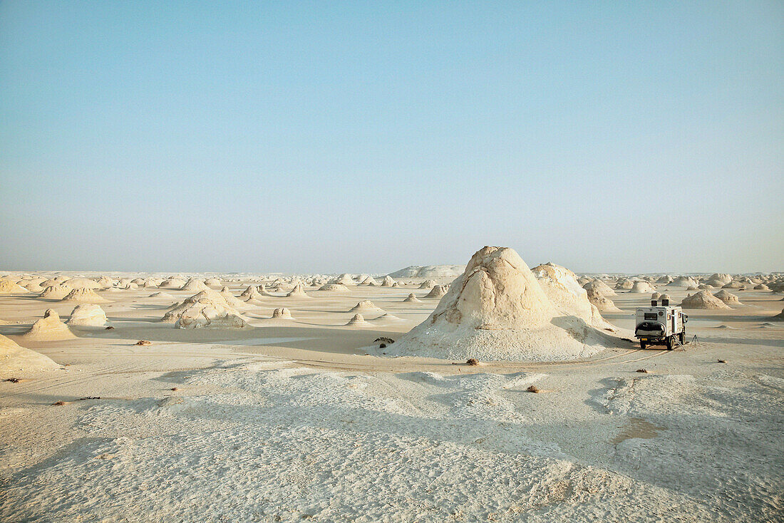 Reisemobil in der Weißen Wüste, Ägypten, Afrika