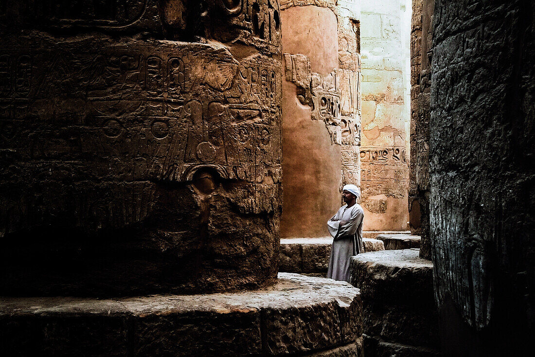 Tempelwächter im Hypostyl des Karnak Tempels bei Luxor, Ägypten, Afrika