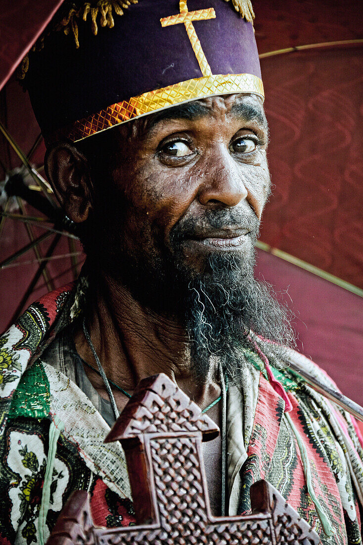 Priester mit Schirm und Kreuz in Lalibela, Äthiopien, Afrika