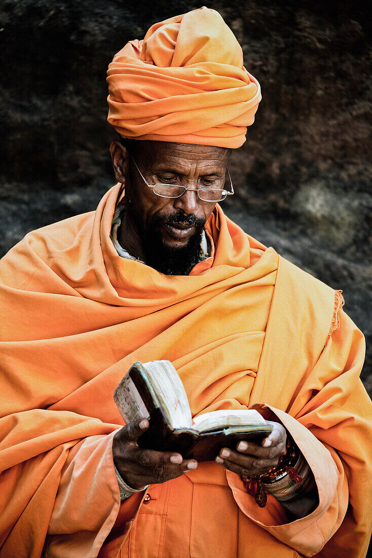 Priester ist in die Bibel vertieft, Lalibela, Äthiopien, Afrika