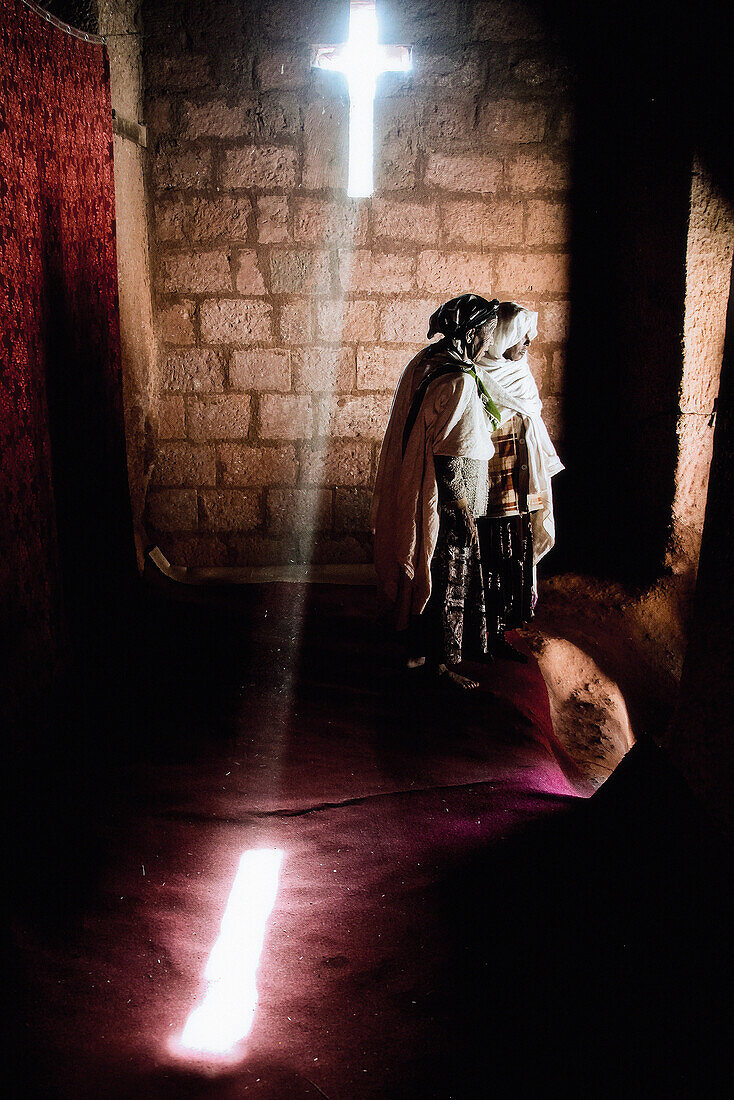 Zwei Frauen stehen im Seitenschiff einer Felsenkirche, Lalibela, Äthiopien, Afrika