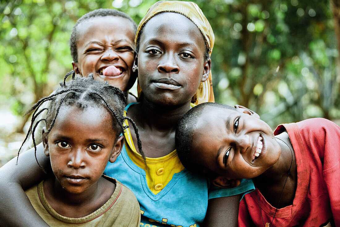 Drei Kinder und eine junge Frau der Ari Volksgruppe, nähe Jinka, Südäthiopien, Afrika