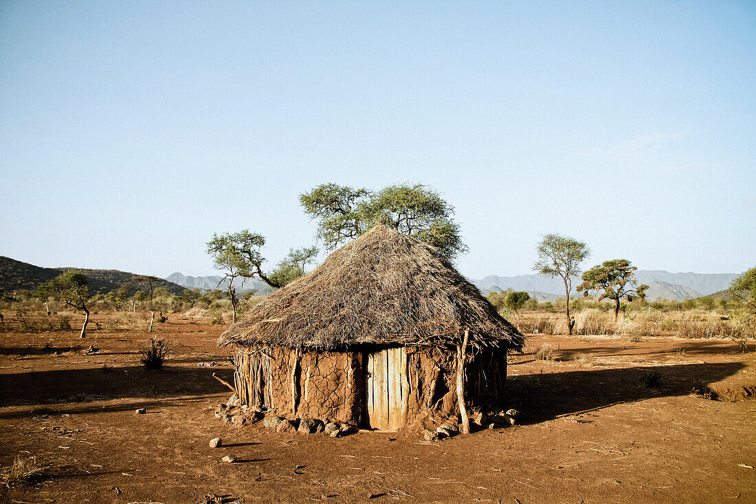 Rundhütte in karger Savanne, Omo Tal, Südäthiopien, Afrika