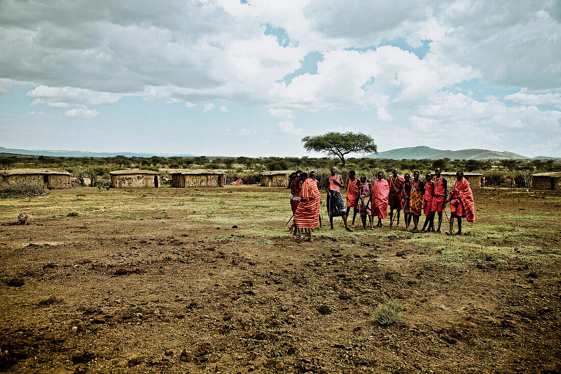 Junge Männer der Massai Volksgruppe vor ihrem Dorf, Kenia, Afrika