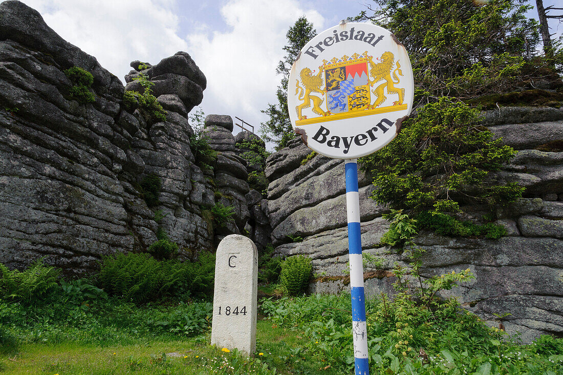 Grenzstein und Grenzschild am Dreisesselfels, Granit, Dreisesselberg, Bayerischer Wald, Bayern, Deutschland