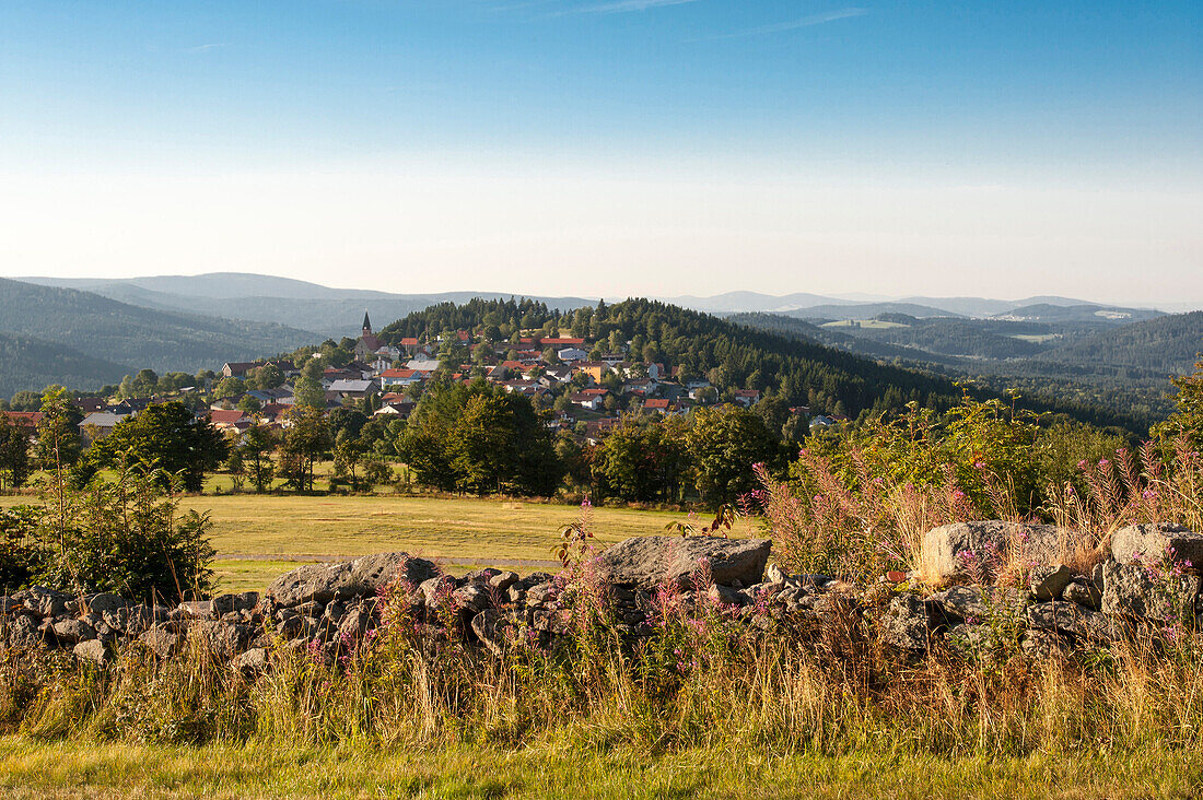 Blick über Natursteinmauer und Felder auf Finsterau, Bayerischer Wald, Bayern, Deutschland