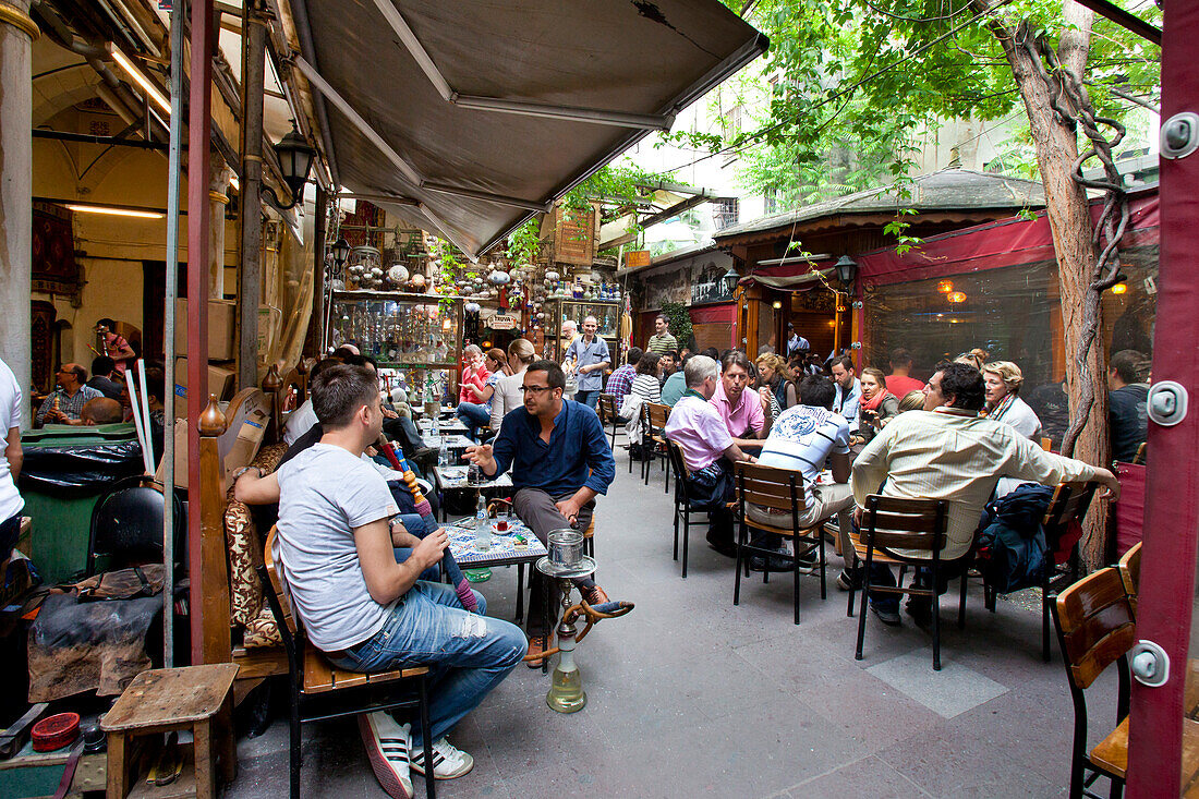 Türkisches Café, Gäste trinken Tee und rauchen Wasserpfeife, Istanbul, Türkei