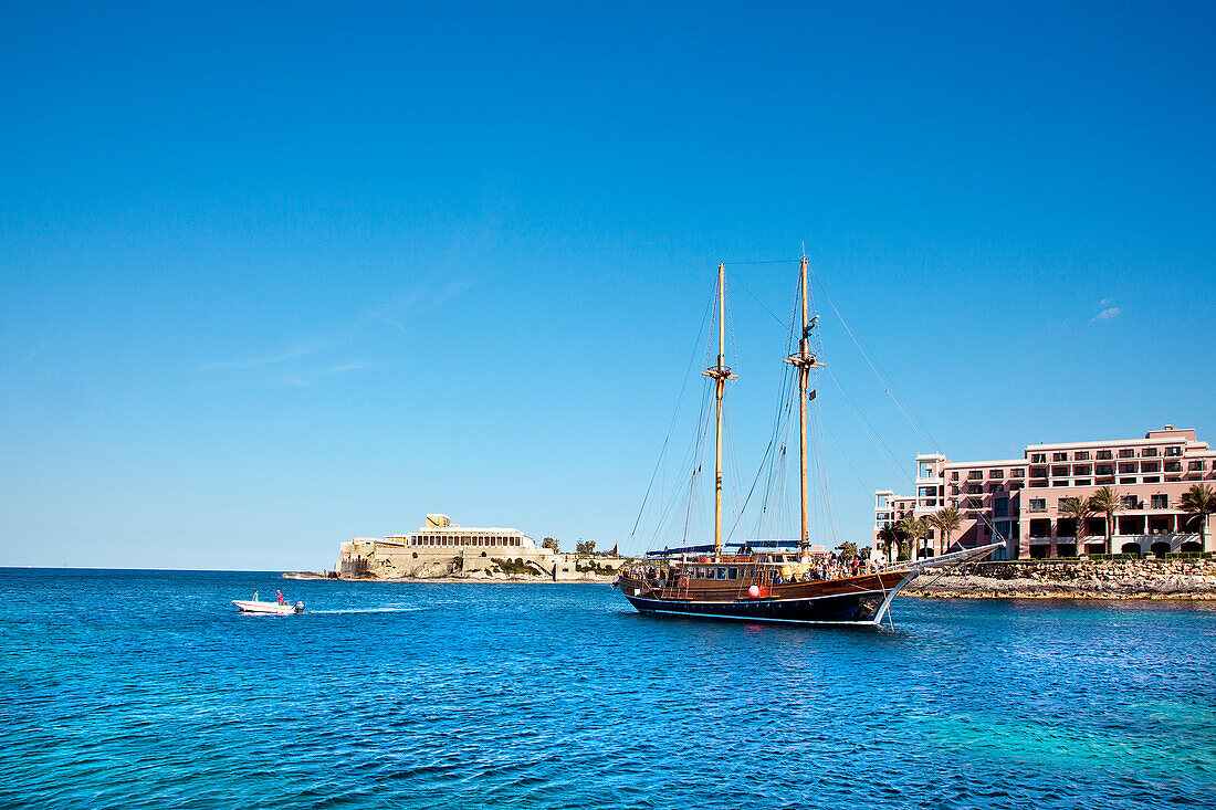 Segelboot vor der Küste bei St. Julian's, Malta