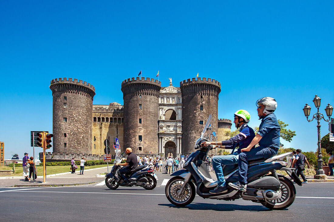 Vespafahrer vor Castel Nuovo, Neapel, Kampanien, Italien