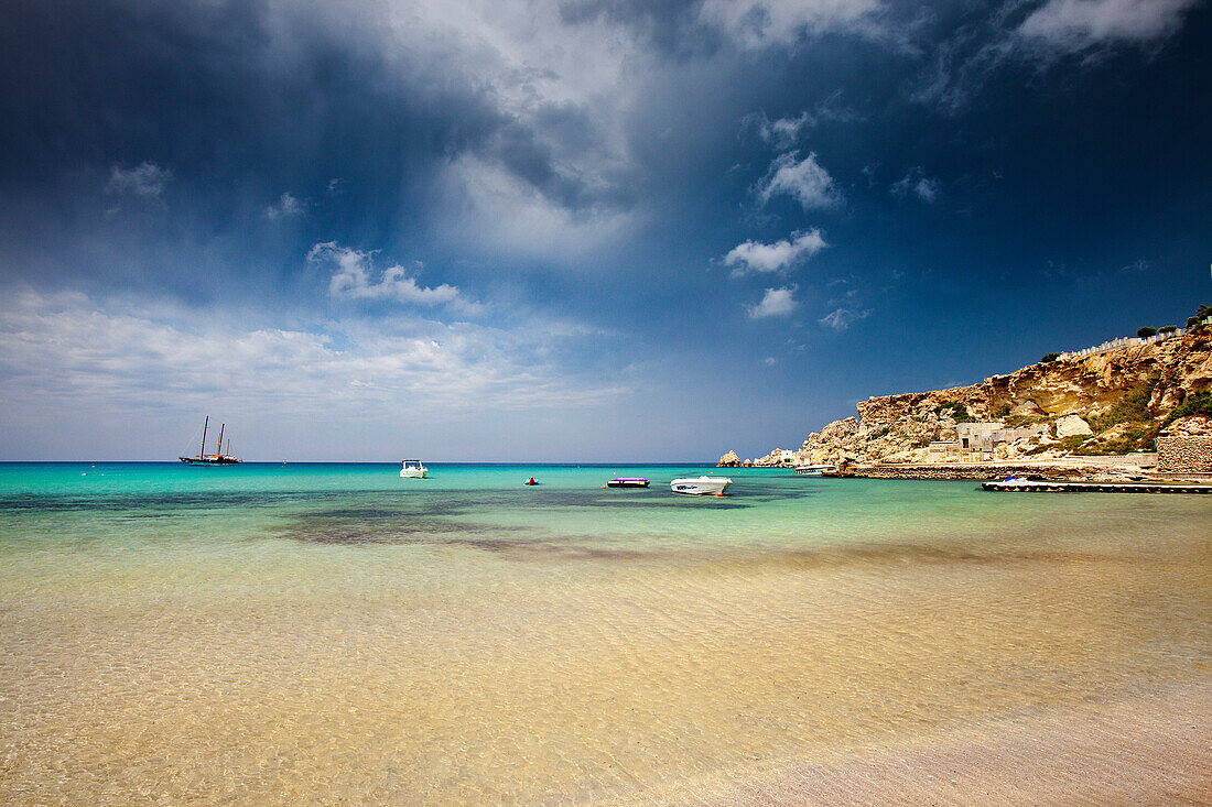 Dunkler Himmel über dem Meer, Golden Bay, Malta