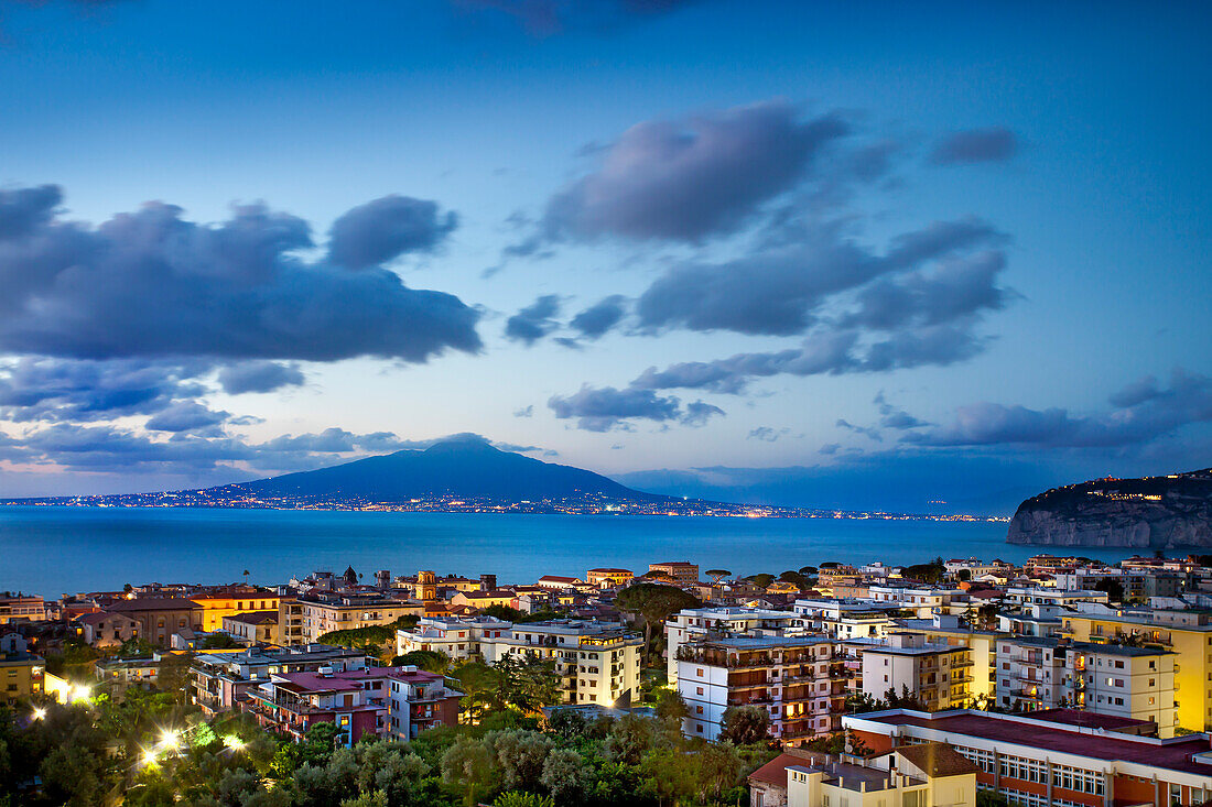 Blick über die Stadt Sorrent auf den Vesuv, Halbinsel von Sorrent, Kampanien, Italien