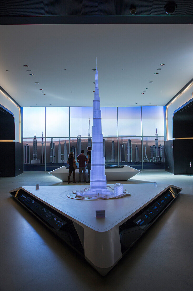 Modell von Burj Khalifa Turm am Eingang zum Aufzug zur Aussichtsplattform At The Top, Dubai, Vereinigte Arabische Emirate