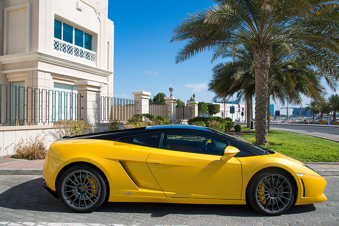 Gelber Lamborghini vor einer Zahnarztpraxis im Breakwater Viertel, Abu Dhabi, Vereinigte Arabische Emirate