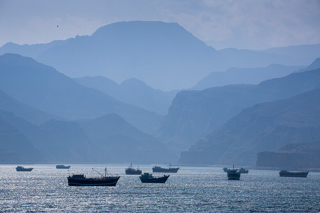 Traditionelle Dhau Boote im Hafen vor Bergkette der Musandam Halbinsel, Khasab, Oman
