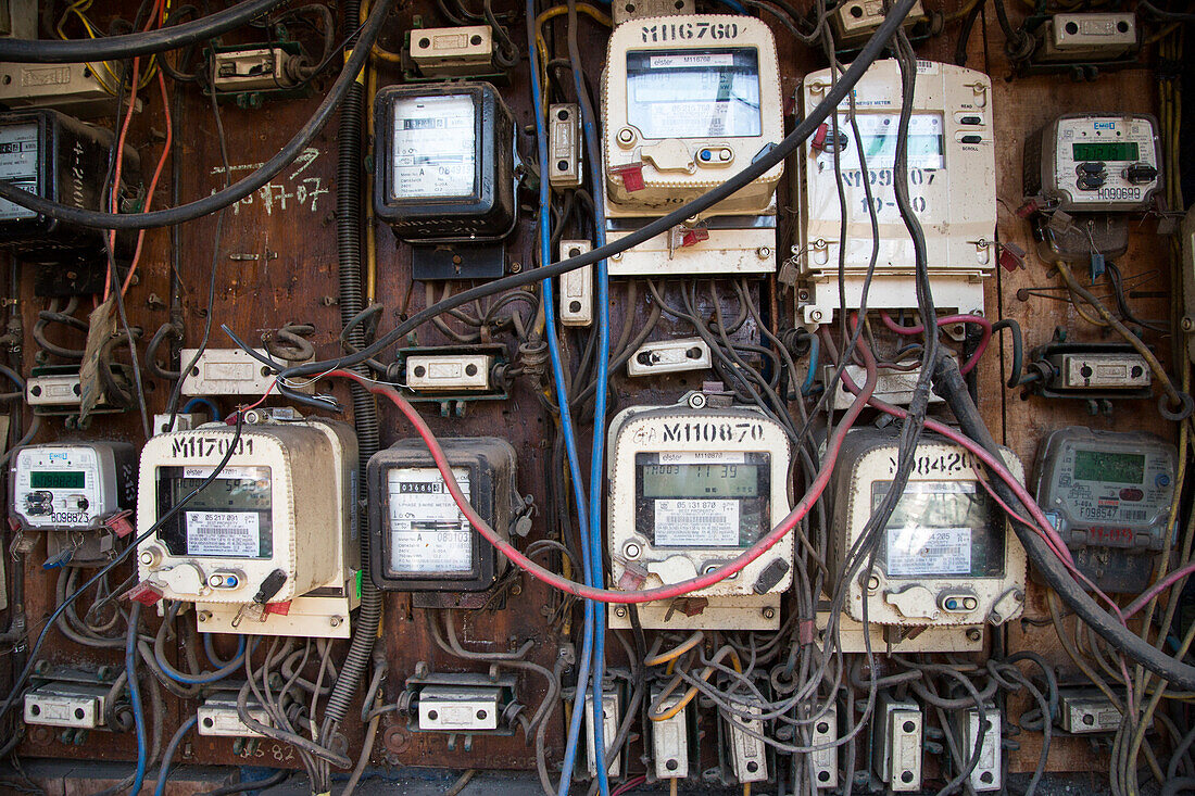 Alte Stromzähler an der Freiluft-Wäscherei Mahalaxmi Dhobi Ghat, Mumbai, Maharashtra, Indien