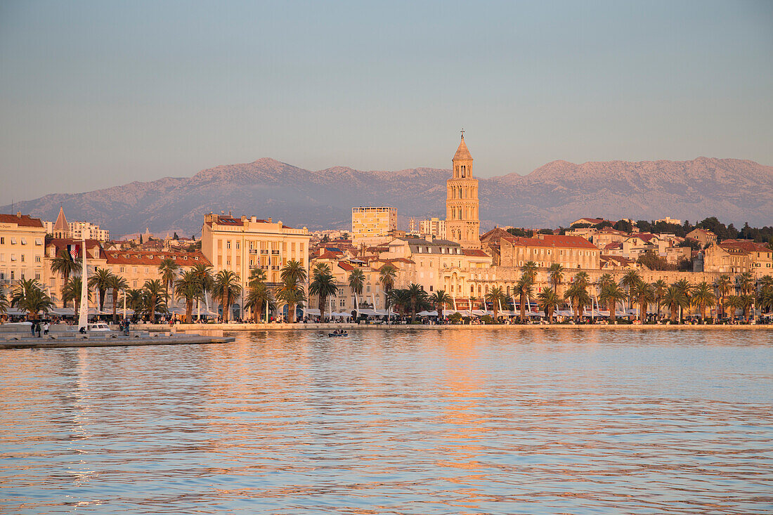 Uferpromenade und die Kathedrale des Heiligen Domnius am späten Nachmittag, Split, Dalmatien, Kroatien, Europa