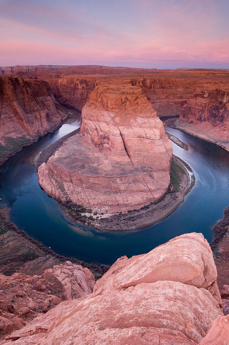 Sunrise at the Horseshoe Bend Overlook with the Colorado River below, Page, Arizona., Page, Arizona, usa