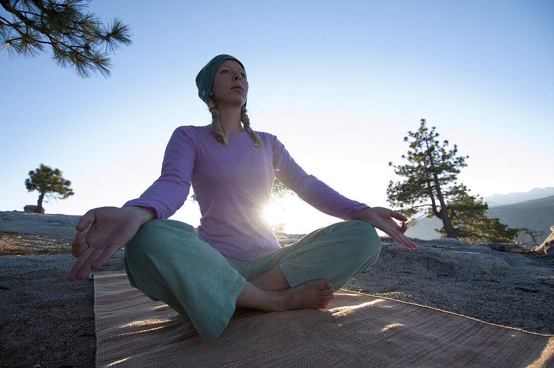Yoga im Freien bei Sonnenaufgang Yosemite National Park, Kalifornien, USA