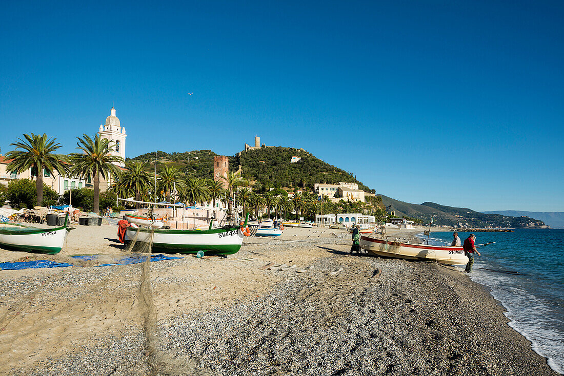 Fischerboote am Strand, Noli, Provinz Savona, Ligurien, Italien