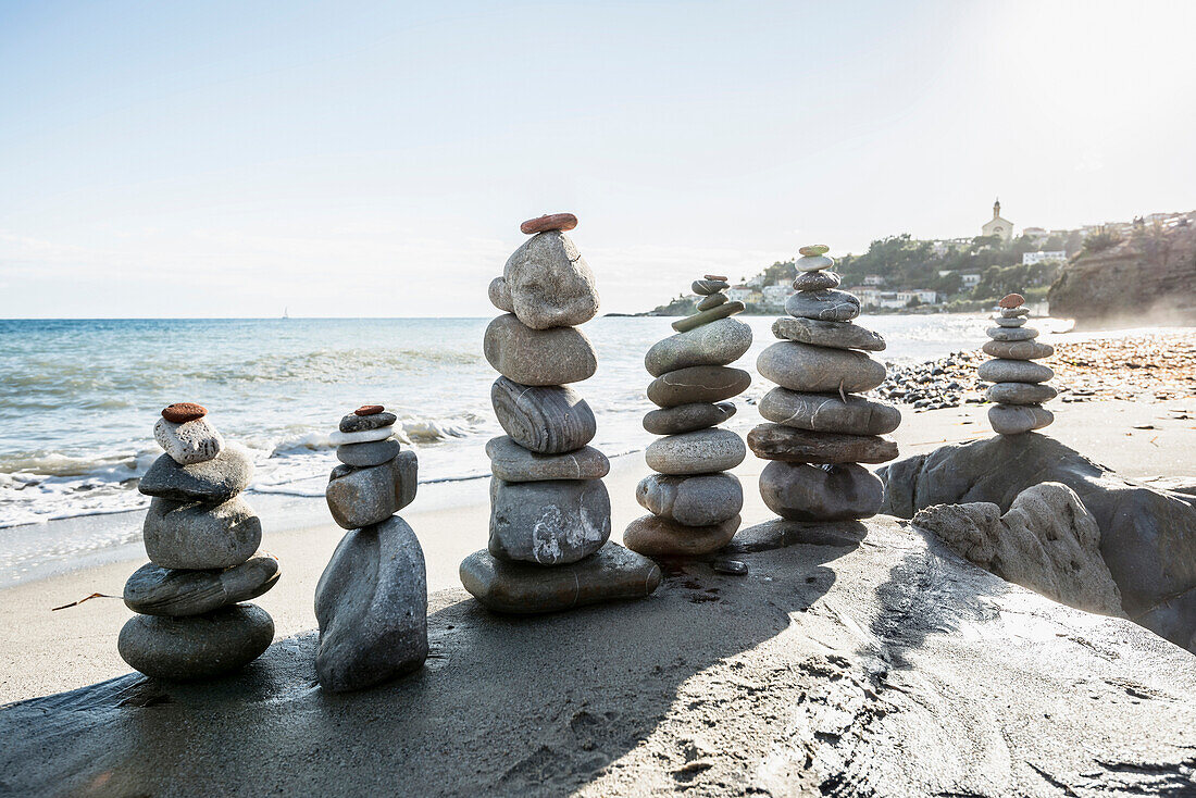 Steinmänner am Strand, Arma di Taggia, Provinz Imperia, Ligurien, Italien