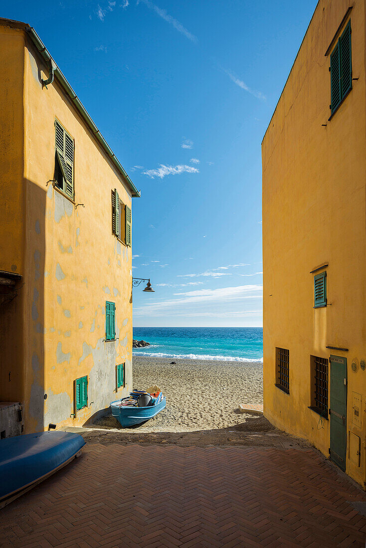 Häuser am Strand, Varigotti, Finale Ligure, Provinz Savona, Ligurien, Italien
