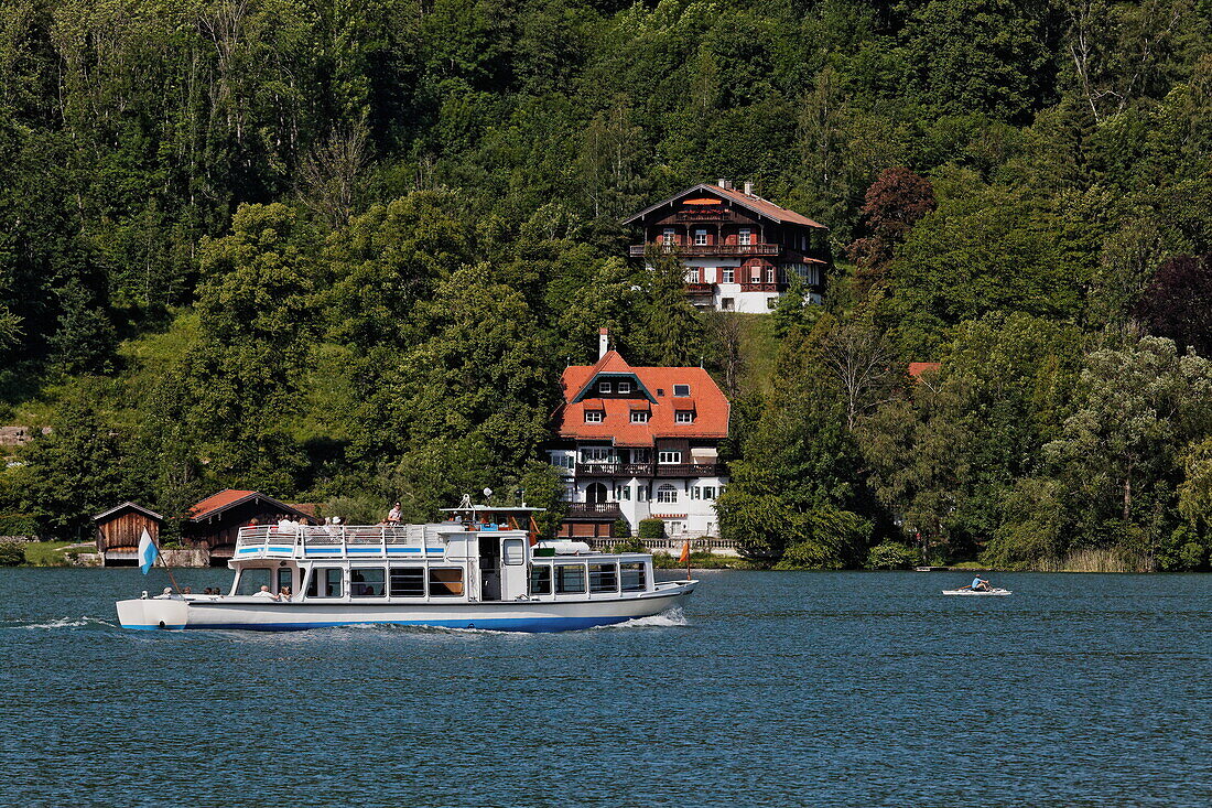 Ostufer des Tegernsee mit alten Häusern bei Tegernsee, Oberbayern, Bayern, Deutschland