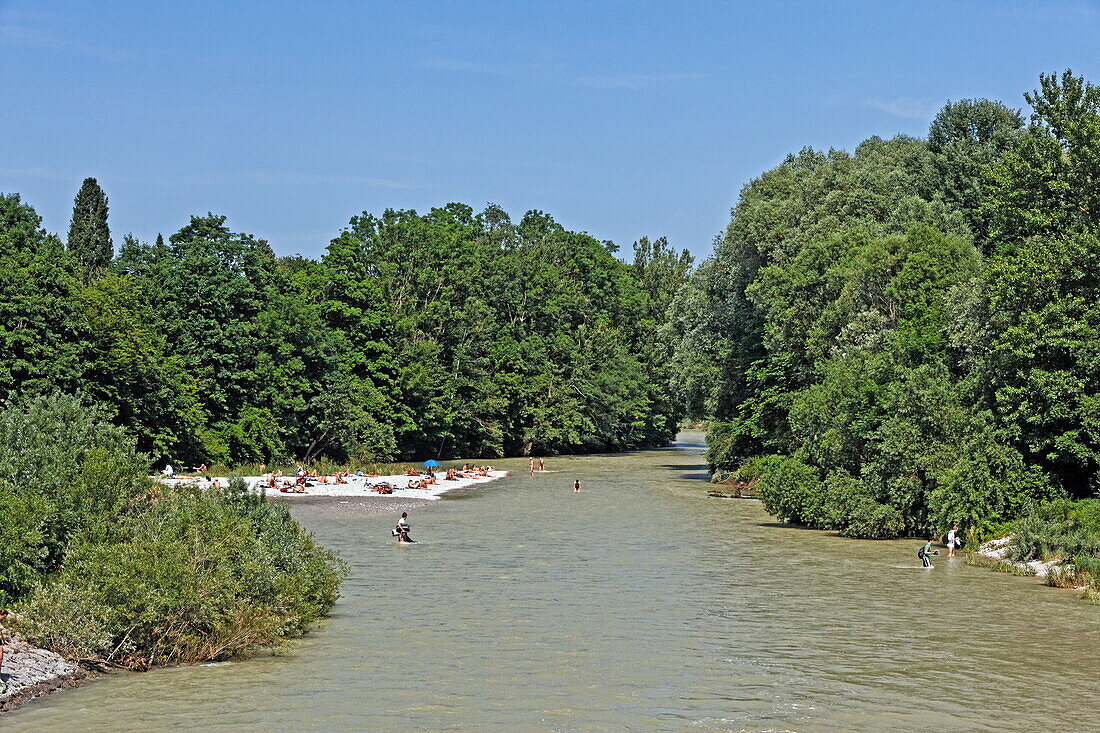 Leute beim baden, Isar am Flaucher, München, Oberbayern, Bayern, Deutschland