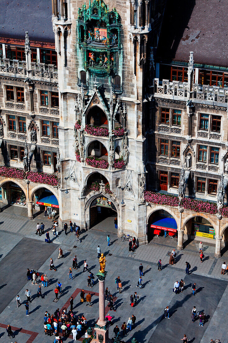 Mariensäule und Glockenspiel im Neuen Rathaus, Marienplatz, München, Oberbayern, Bayern, Deutschland