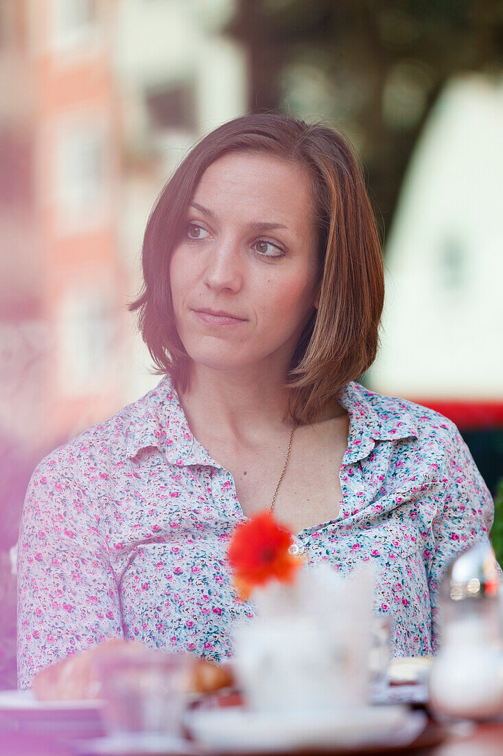 Frau sitzt in einem Café, München, Bayern, Deutschland