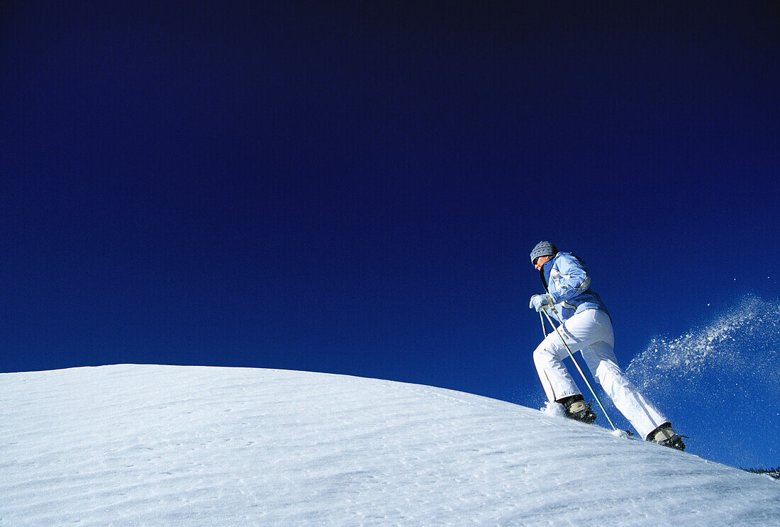 Woman snowshoeing in the Cascade … – Bild kaufen – 70461423 lookphotos