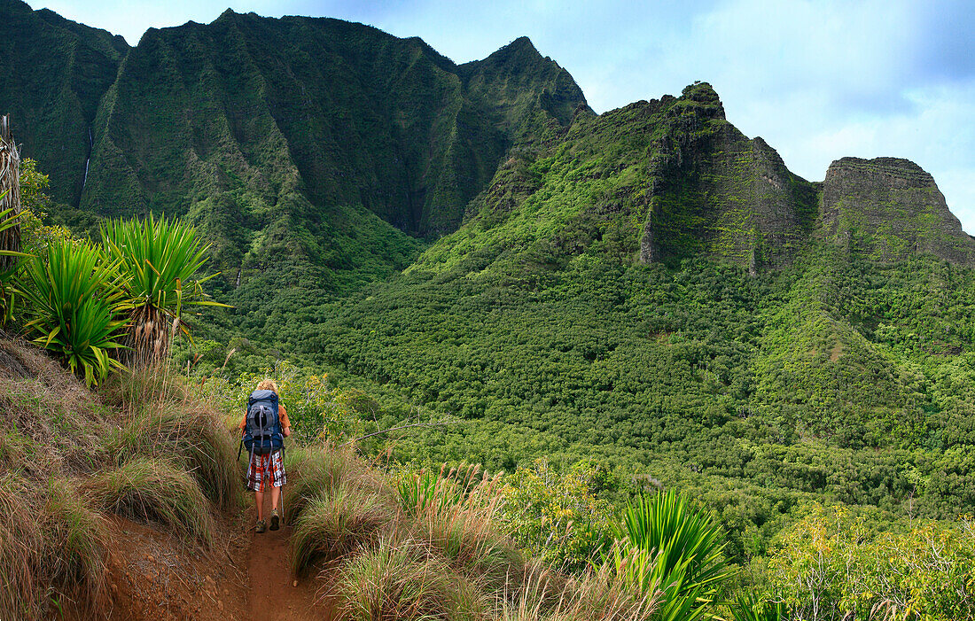 Backpacker on Kalalau Trail, Na Pali coastline, Hawaii, Na Pali coast, Hawaii, USA