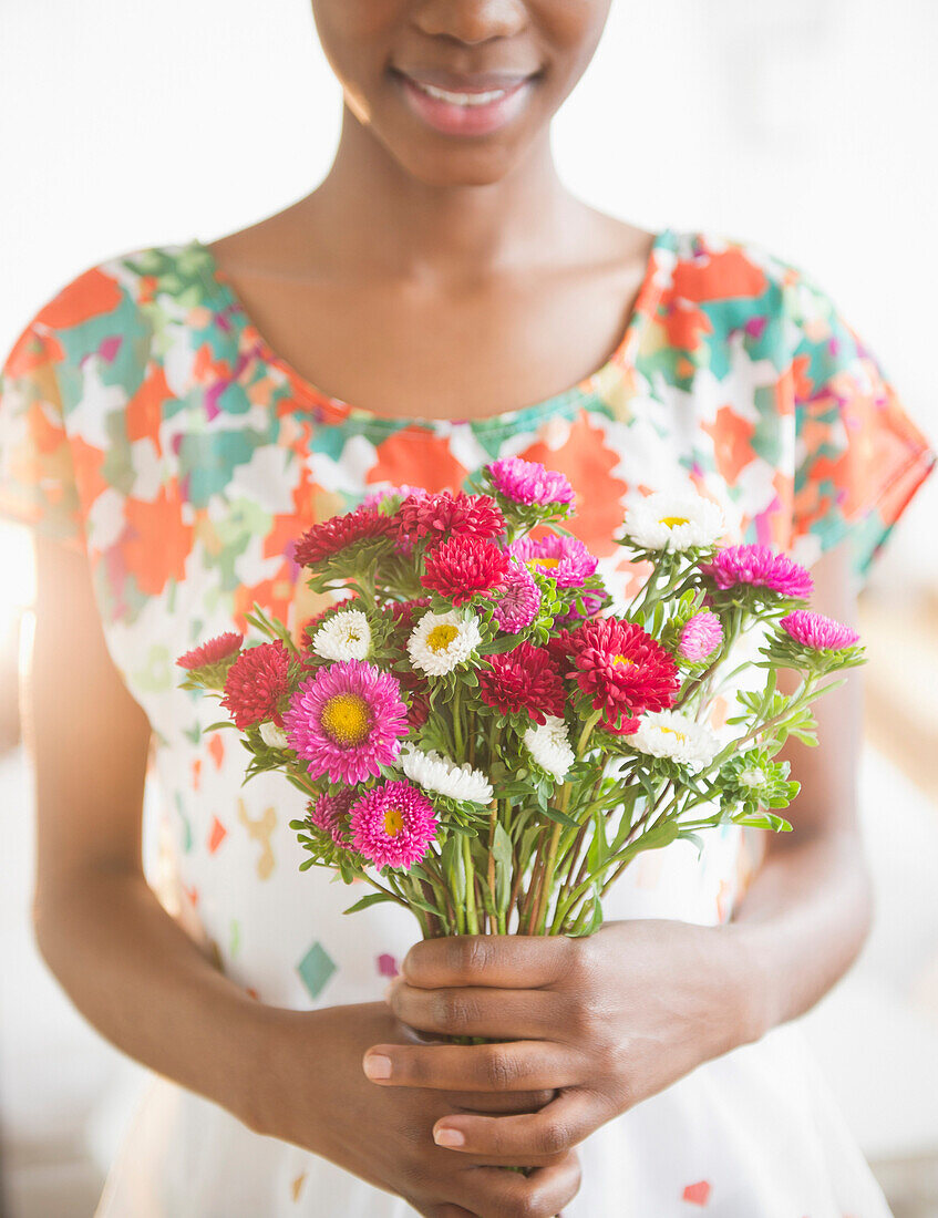 Frau mit Blumenstrauß, Jersey City, New Jersey, USA