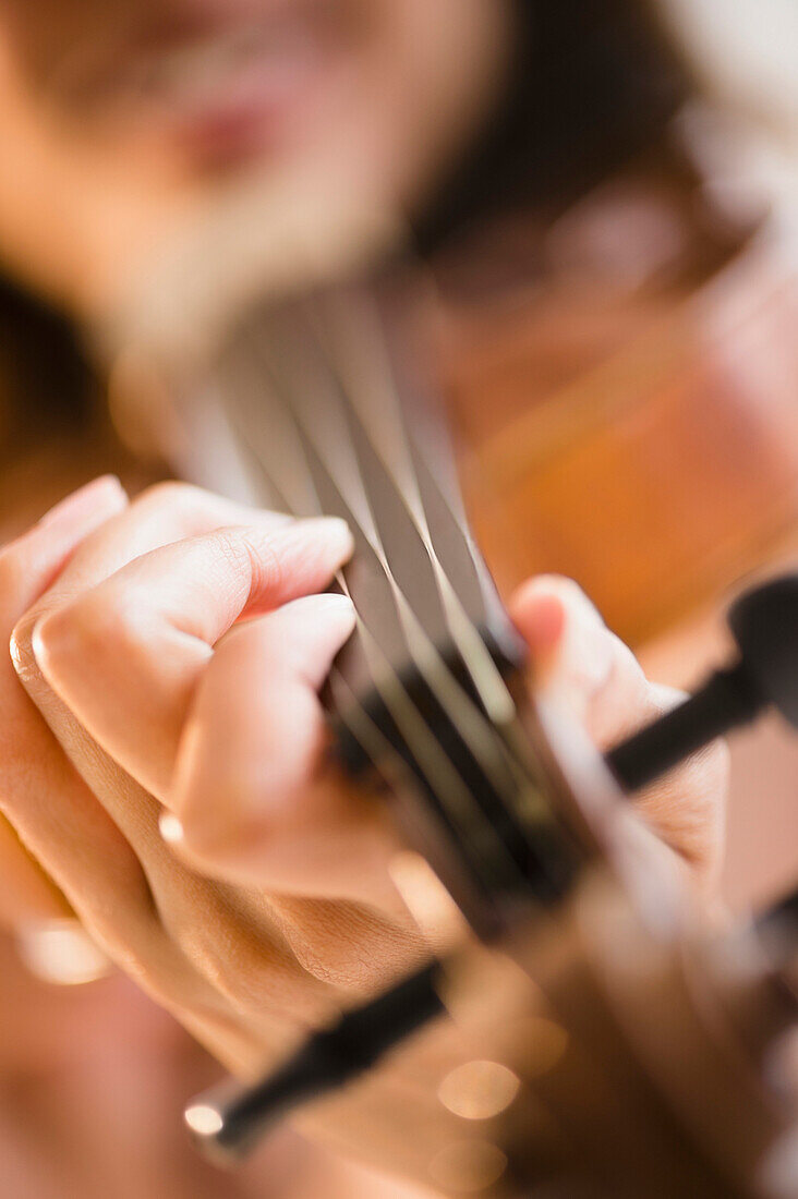 Kapverdische Frau spielt Geige, Jersey City, New Jersey, USA