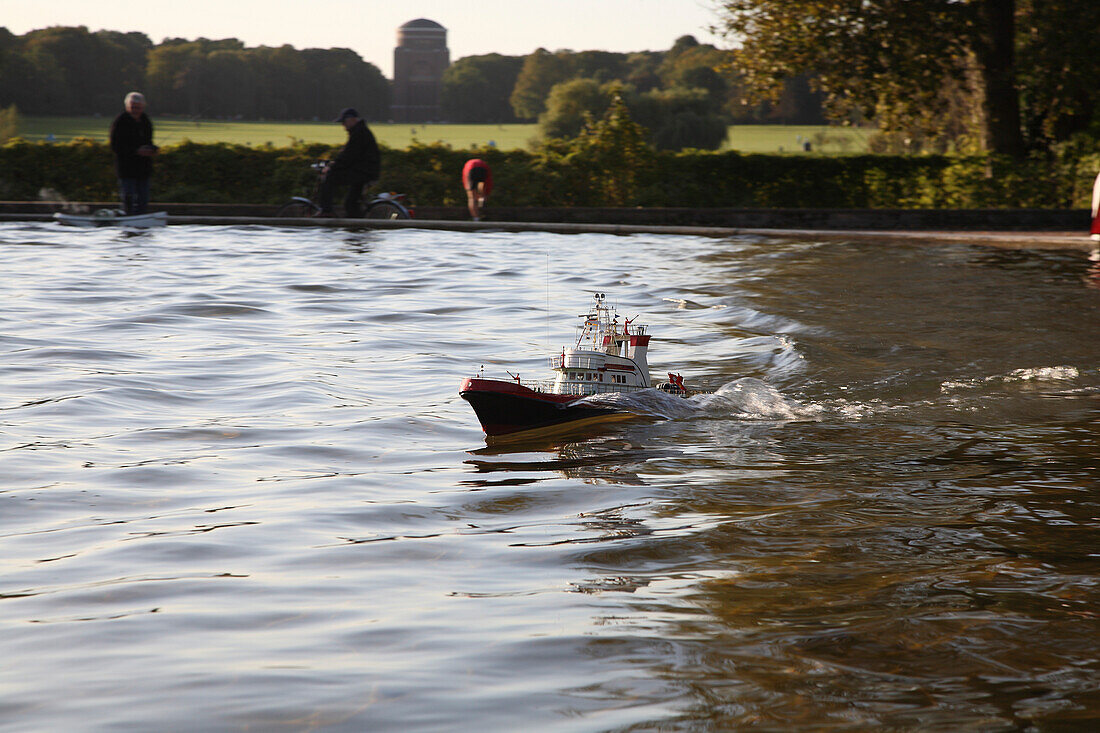 Modellschiff, Schlepper auf einem See im Stadtpark, Hamburg, Deutschland