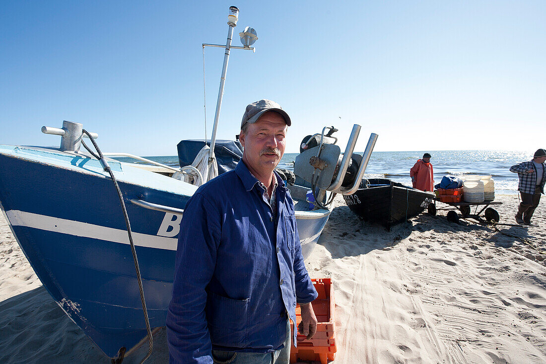 Fisherman Charles Heuer selling fish on the beach, Baabe, Ruegen, Baltic Sea, Mecklenburg-Vorpommern, Germany